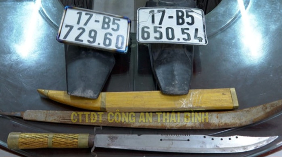 Bất ngờ l&yacute; do nh&oacute;m đối tượng d&ugrave;ng kiếm chặt ch&eacute;m, cướp biển số xe m&aacute;y- Ảnh 2.