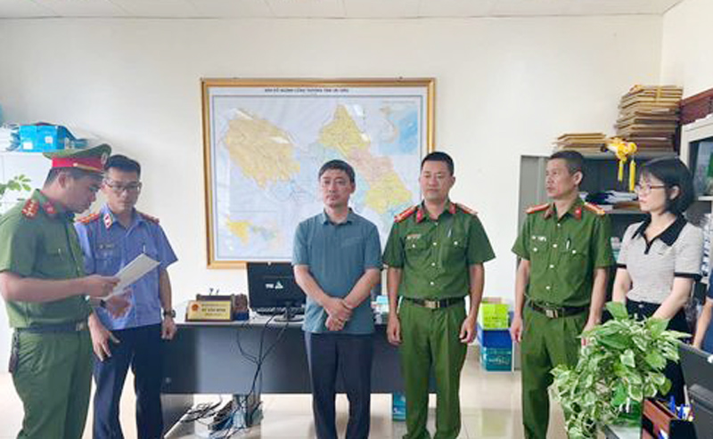 Một trưởng ph&ograve;ng thuộc Sở C&ocirc;ng thương Lai Ch&acirc;u bị tạm giữ v&igrave; nhận hối lộ- Ảnh 1.