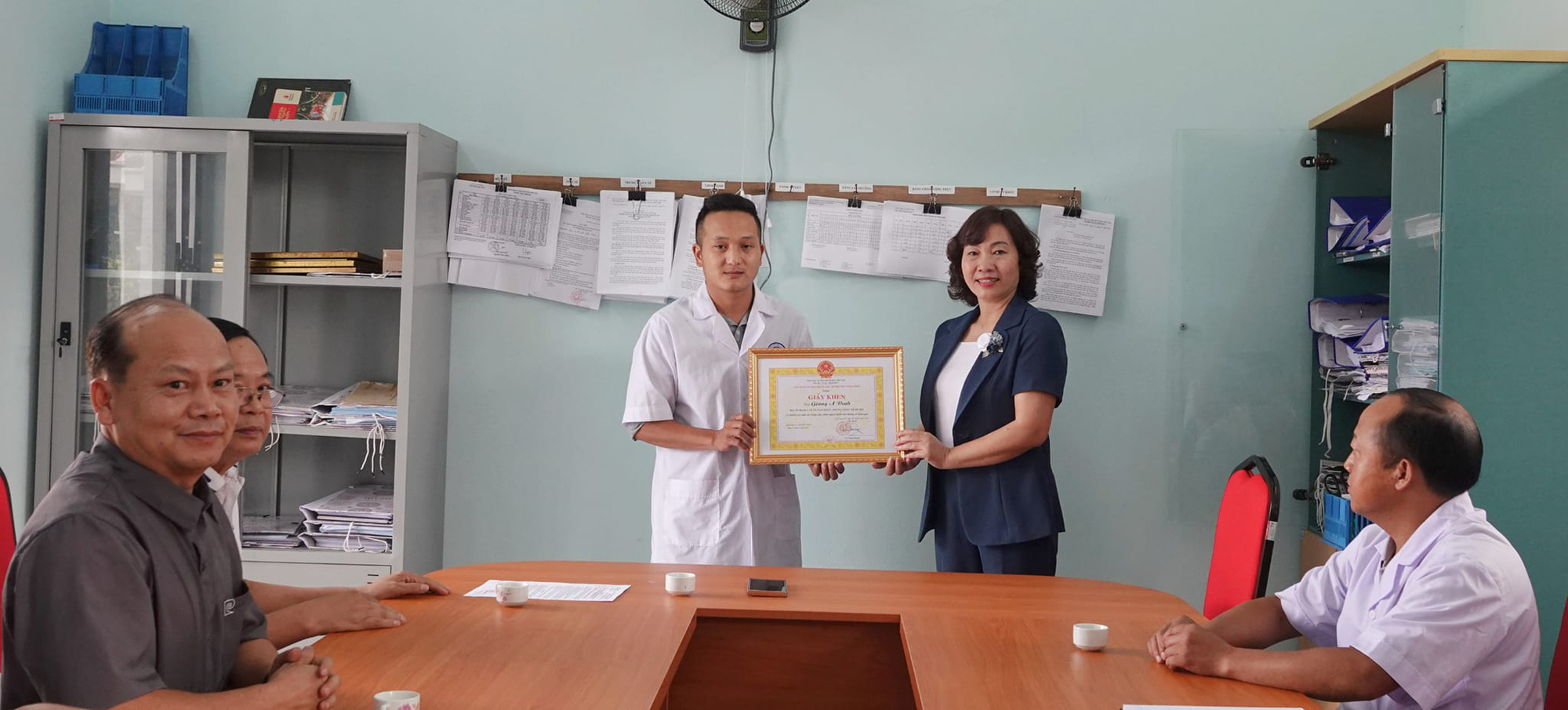 Khen thưởng nam b&aacute;c sĩ v&ugrave;ng cao hỗ trợ sản phụ vượt cạn an to&agrave;n ngay b&ecirc;n quốc lộ- Ảnh 1.