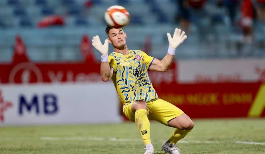 Thủ m&ocirc;n Việt kiều xuất sắc nhất V-League nhận l&oacute;t tay thấp bất ngờ- Ảnh 1.