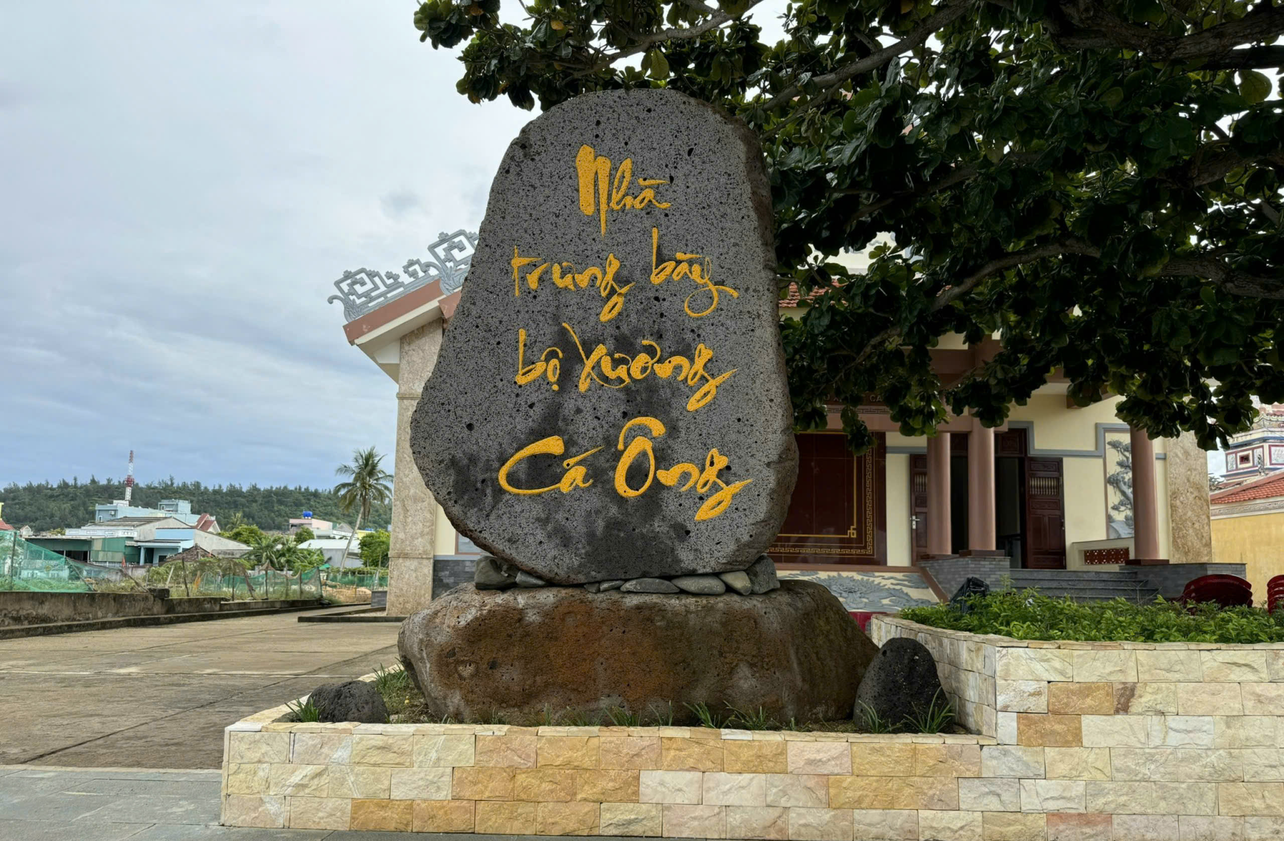 Đến Lý Sơn chiêm ngưỡng đôi ngọc cốt cá voi hơn 200 năm tuổi lớn nhất Đông Nam Á- Ảnh 6. Đến Lý Sơn chiêm ngưỡng đôi ngọc cốt cá voi hơn 200 năm tuổi lớn nhất Đông Nam Á- Ảnh 6.