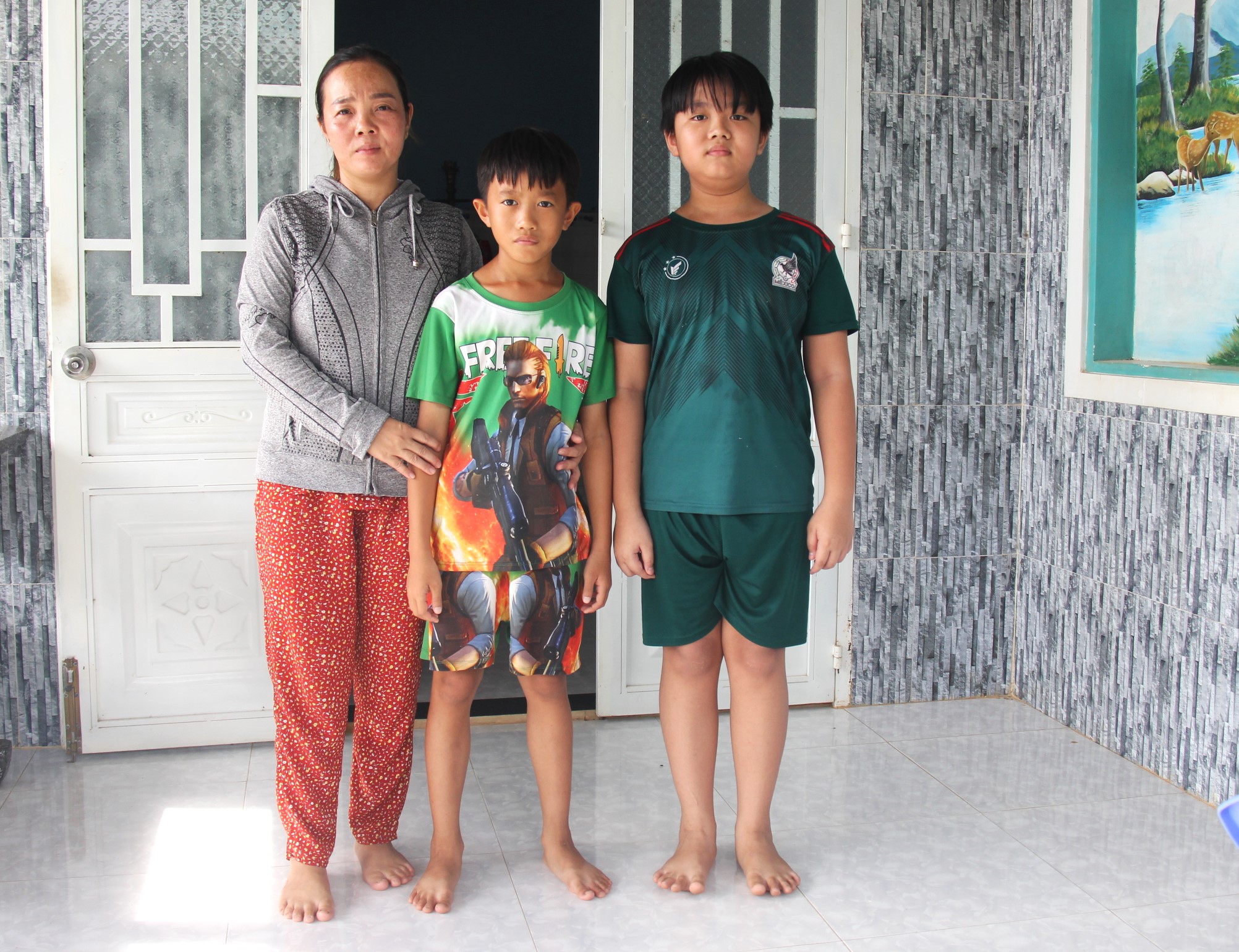 Chồng mất v&igrave; tai nạn, vợ gồng g&aacute;nh nu&ocirc;i hai con thơ- Ảnh 1.