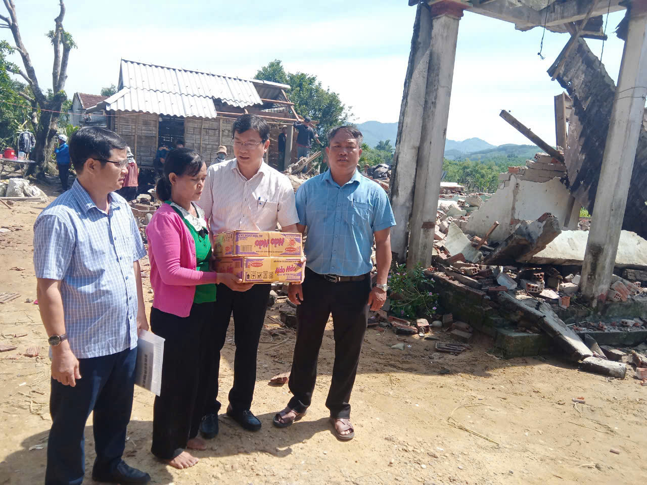 Mưa lớn làm sập nhà dân ở Quảng Ngãi- Ảnh 1. Mưa lớn làm sập nhà dân ở Quảng Ngãi- Ảnh 1.