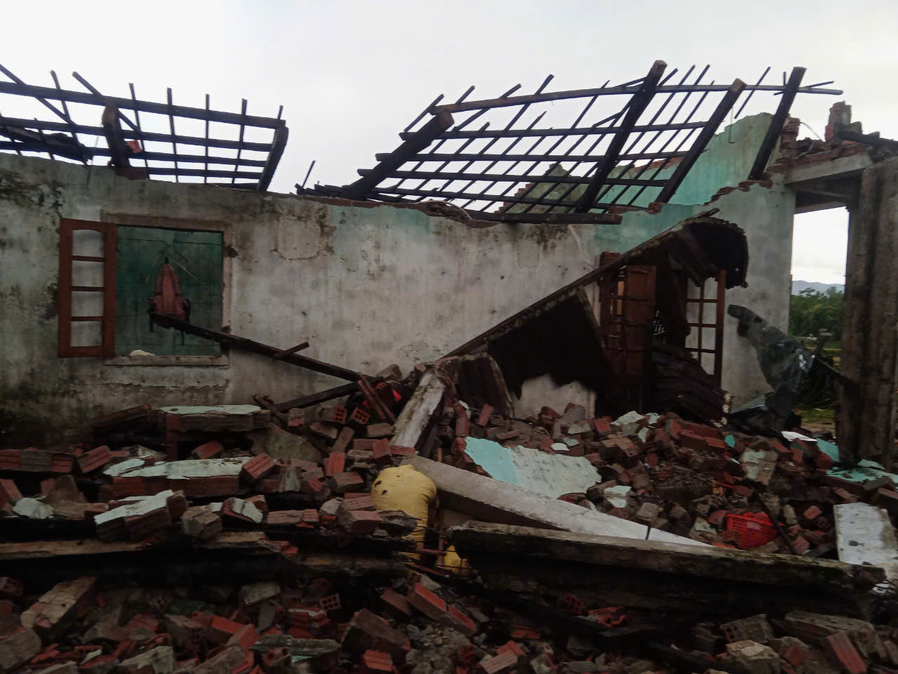 Mưa lớn làm sập nhà dân ở Quảng Ngãi- Ảnh 2. Mưa lớn làm sập nhà dân ở Quảng Ngãi- Ảnh 2.