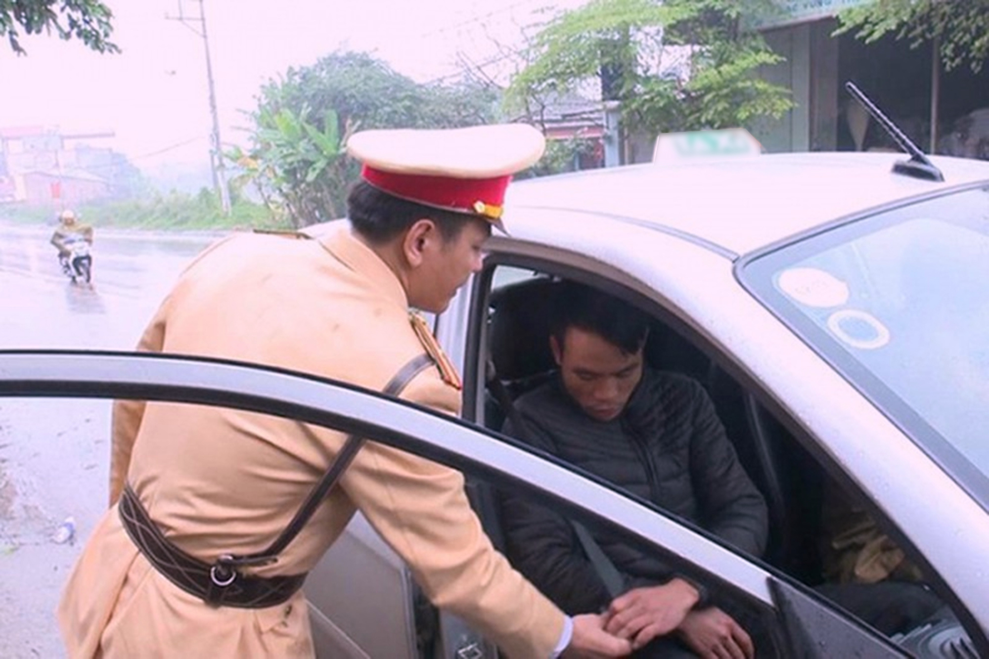 Đi taxi kh&ocirc;ng thắt d&acirc;y an to&agrave;n, kh&aacute;ch c&oacute; bị phạt?- Ảnh 1.