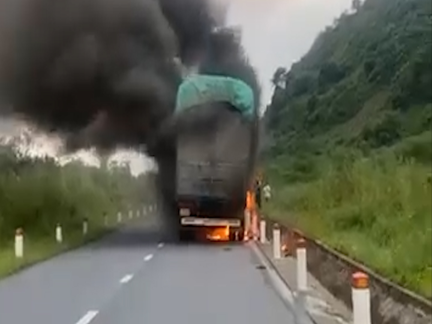 Xe chở phế liệu ch&aacute;y ng&ugrave;n ngụt tr&ecirc;n đường ở L&agrave;o Cai- Ảnh 1.