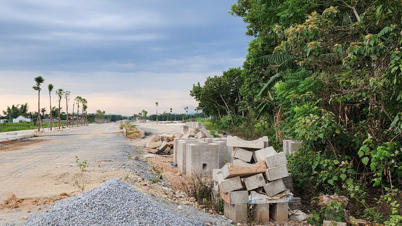 Dự &aacute;n đường gần 700 tỷ ở Quảng Ng&atilde;i trầy trật v&igrave; vướng mặt bằng- Ảnh 2.