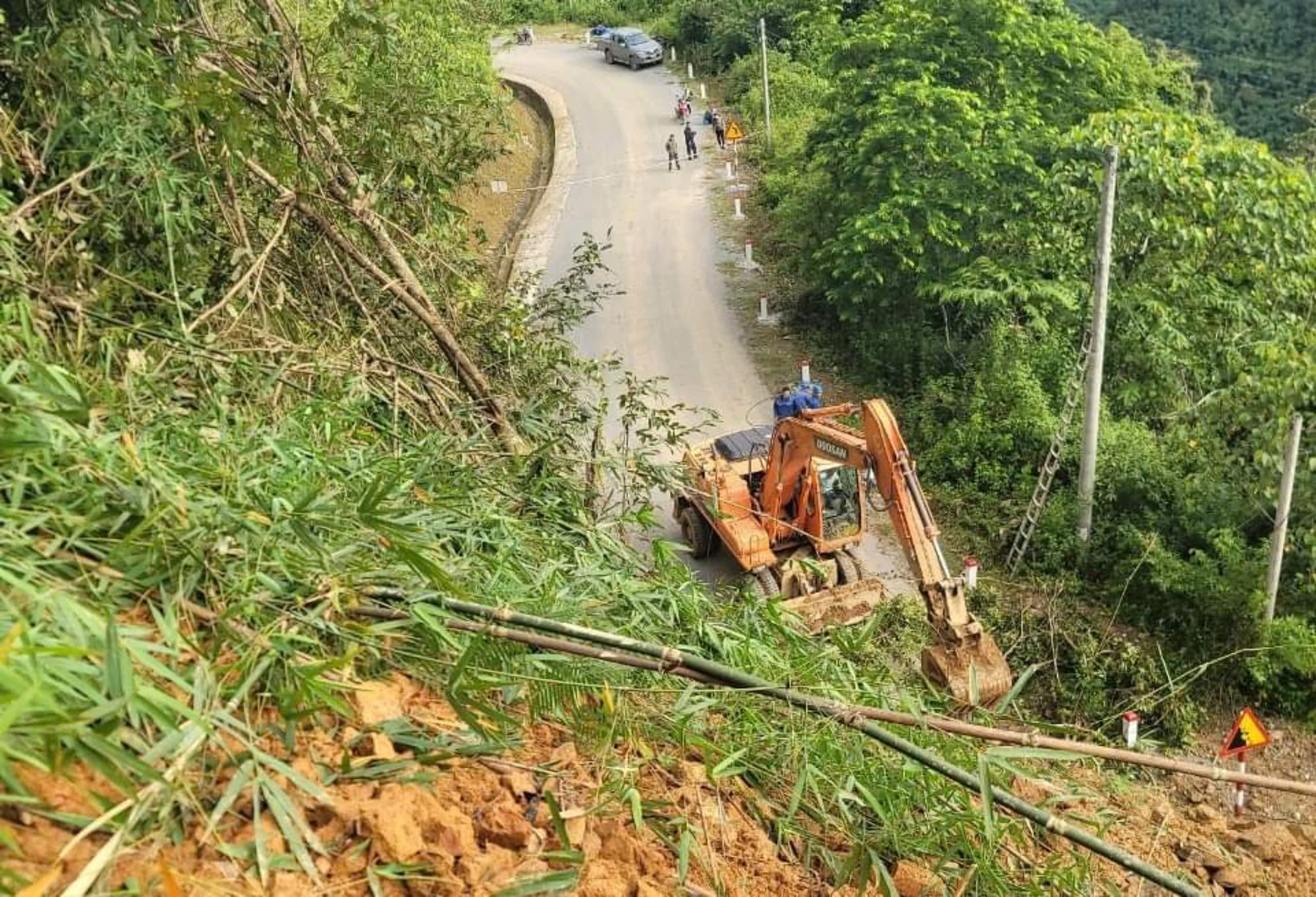 Sạt lở lớn tr&ecirc;n quốc lộ 4H chia cắt Lai Ch&acirc;u v&agrave; Điện Bi&ecirc;n- Ảnh 1.