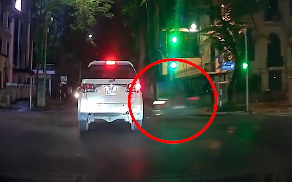 Khoảnh khắc xe 16 chỗ vượt đèn đỏ, tông trực diện xe máy trên Xa lộ Hà Nội- Ảnh 1. Hai thanh niên gặp nạn sau cú vượt đèn đỏ, tạt ngang đầu xe con