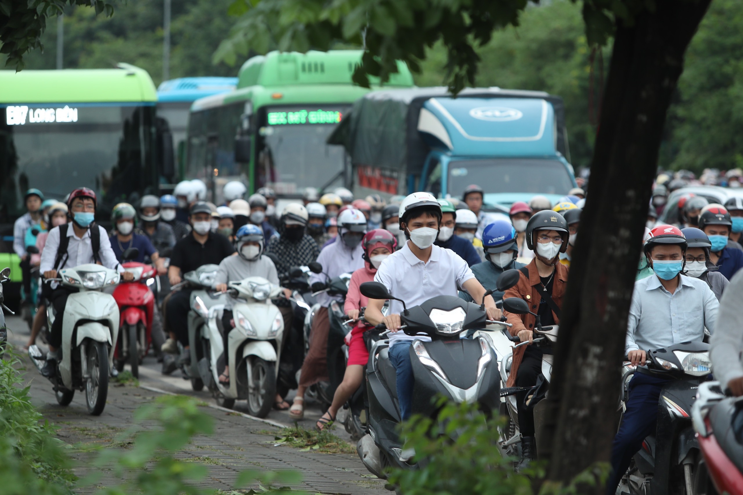 Thi c&ocirc;ng kh&ocirc;ng đảm bảo ATGT, đường gom đại lộ Thăng Long &ugrave;n tắc k&eacute;o d&agrave;i- Ảnh 3.