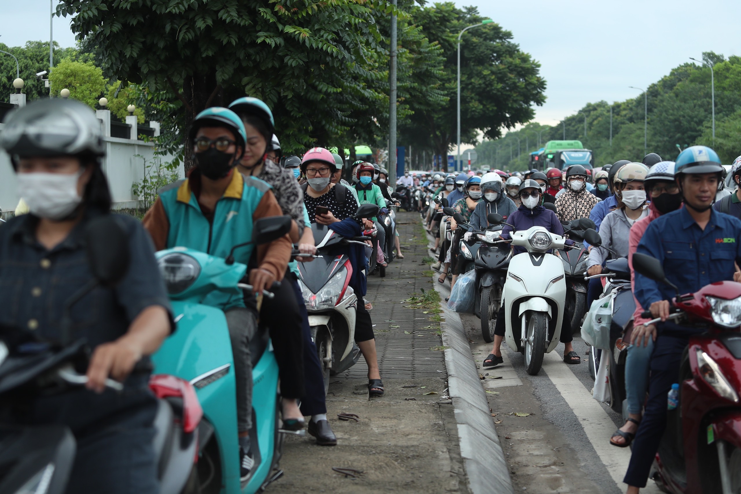Thi c&ocirc;ng kh&ocirc;ng đảm bảo ATGT, đường gom đại lộ Thăng Long &ugrave;n tắc k&eacute;o d&agrave;i- Ảnh 4.