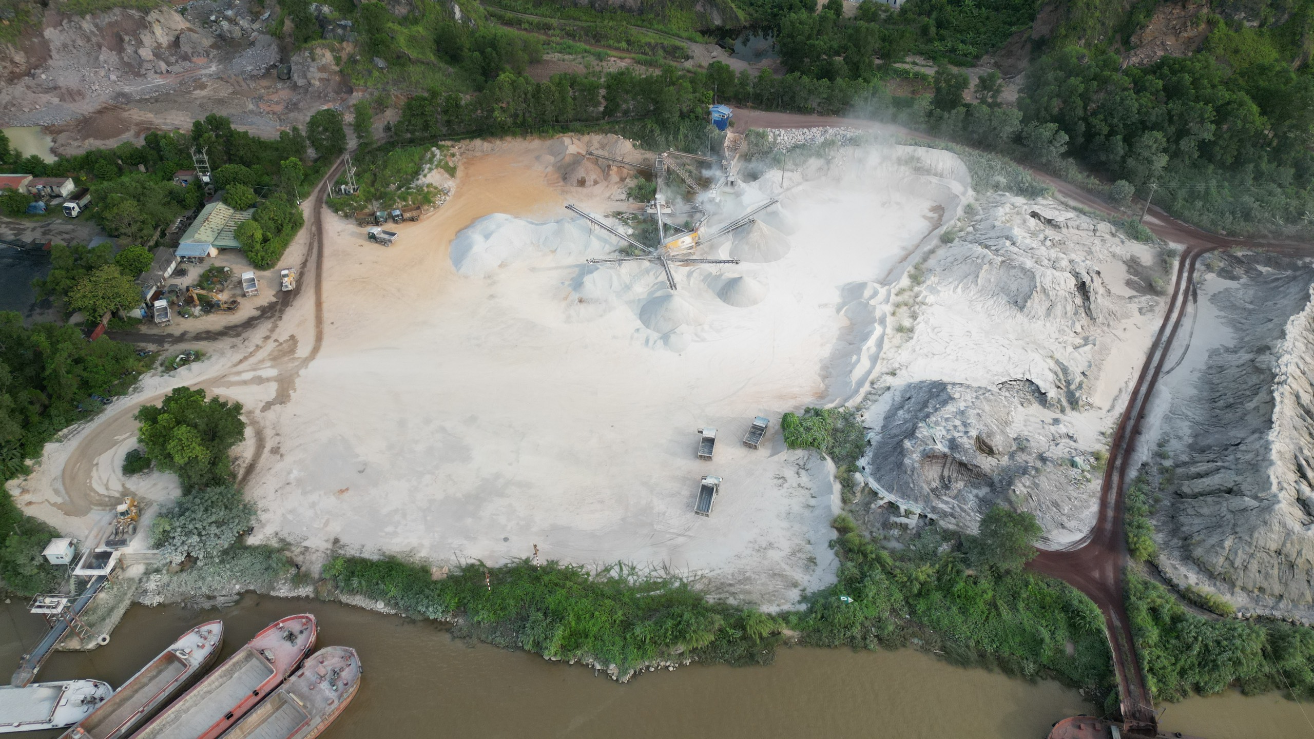 Hải Ph&ograve;ng: Trạm nghiền đ&aacute; g&acirc;y &ocirc; nhiễm, xe hết hạn đăng kiểm c&agrave;y n&aacute;t đường- Ảnh 4.