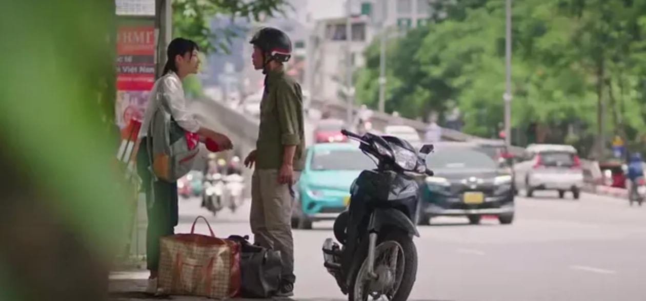 Đi giữa trời rực rỡ tập 16: B&aacute;o thủ miền n&uacute;i vừa l&ecirc;n H&agrave; Nội lạc ngay v&agrave;o đồn c&ocirc;ng an- Ảnh 3.