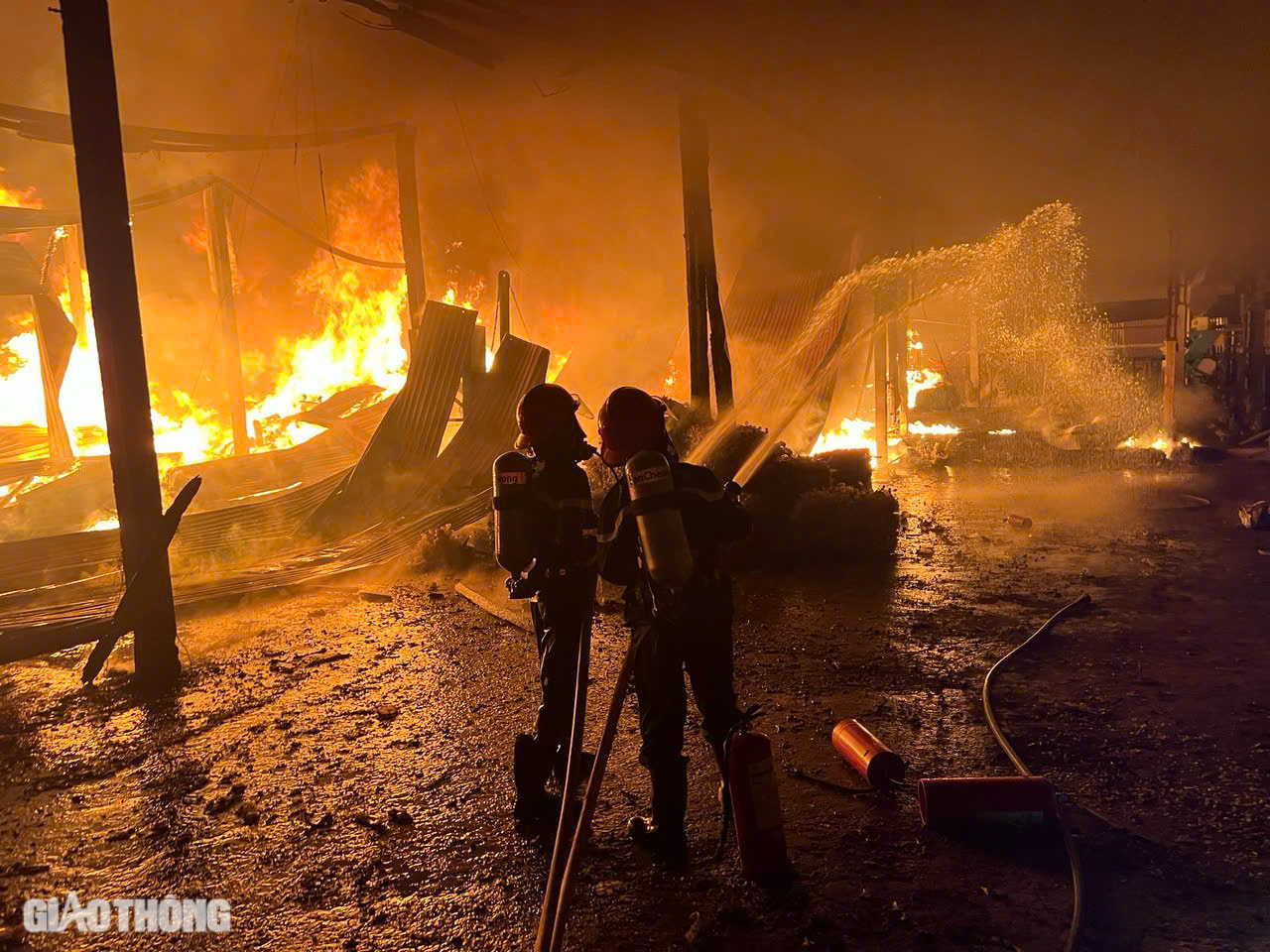 Ch&aacute;y kho phế liệu trong đ&ecirc;m, lửa b&ugrave;ng ph&aacute;t dữ dội- Ảnh 1.