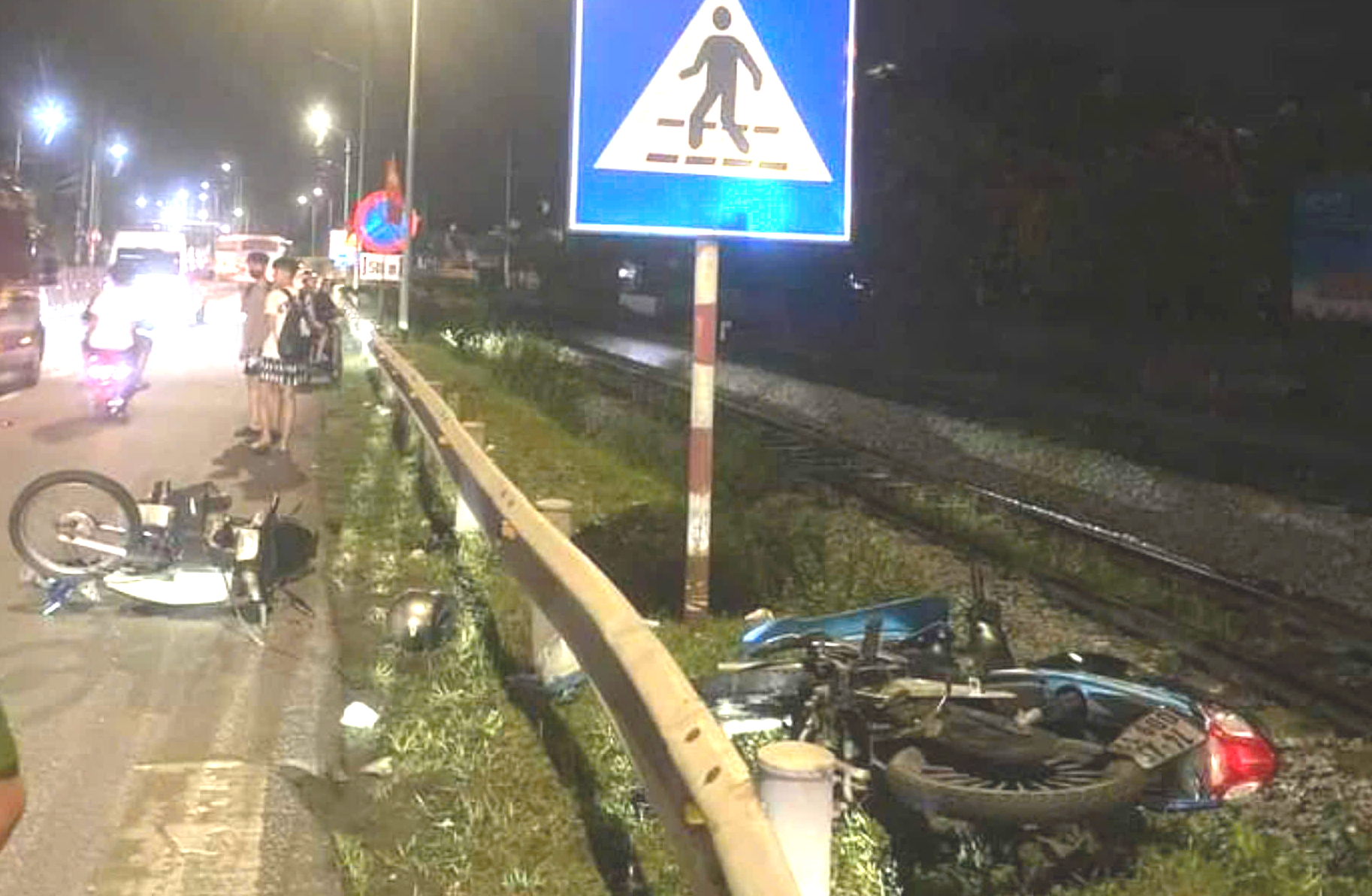 Va chạm xe m&aacute;y tr&ecirc;n quốc lộ, 2 học sinh lớp 9 phải nhập viện- Ảnh 1.