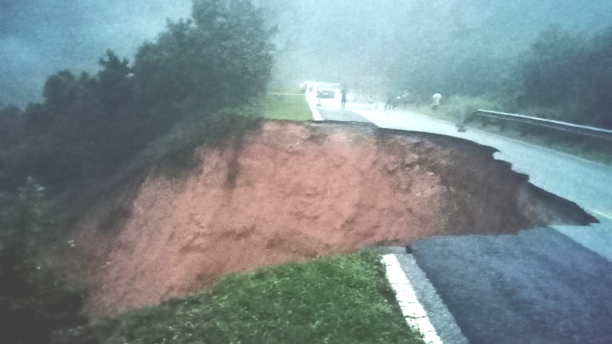 Sạt lở sau mưa lớn, quốc lộ 18B qua Quảng Ninh bị chia cắt ho&agrave;n to&agrave;n- Ảnh 1.