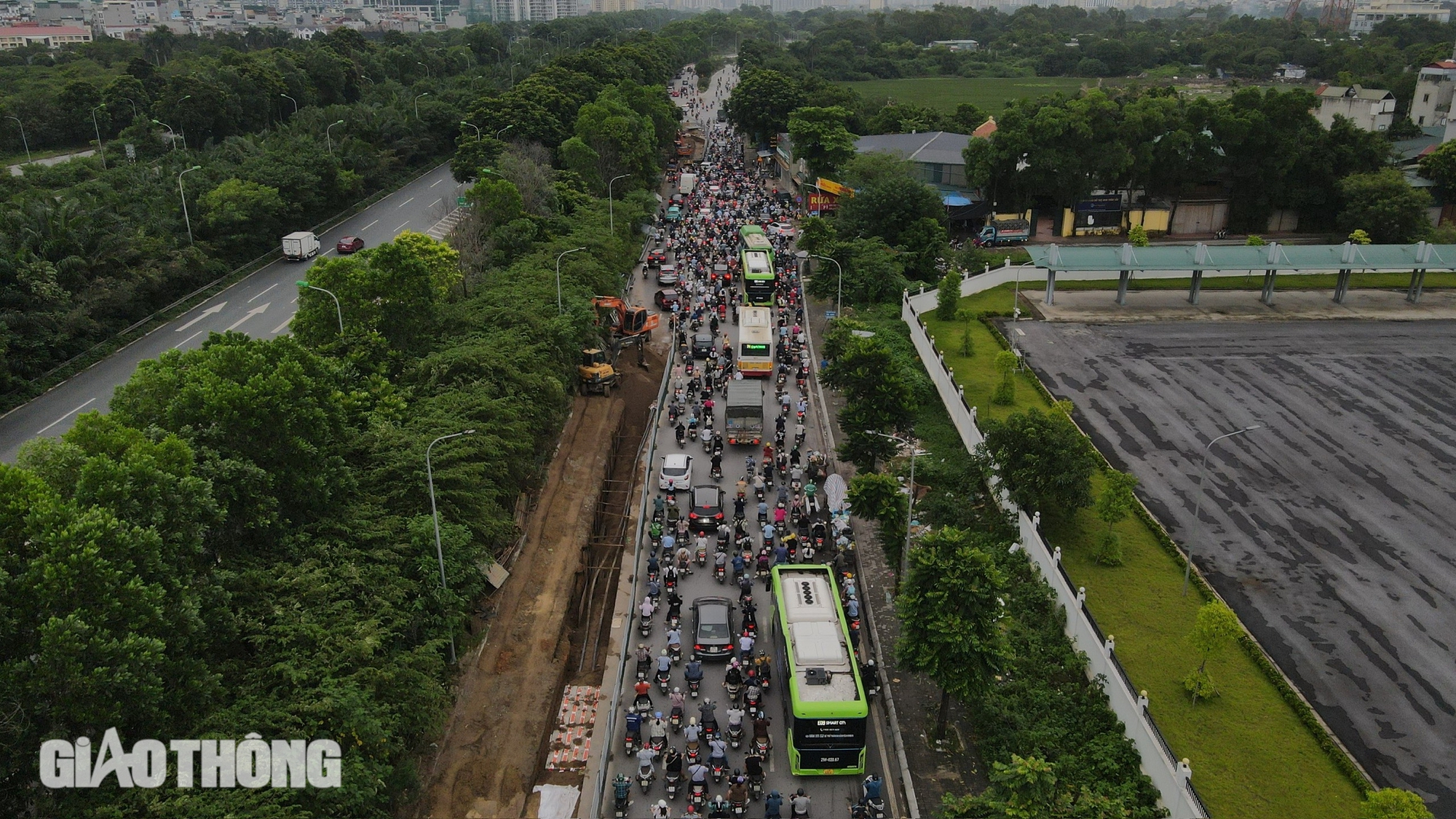 Thi c&ocirc;ng kh&ocirc;ng đảm bảo ATGT, đường gom đại lộ Thăng Long &ugrave;n tắc k&eacute;o d&agrave;i- Ảnh 1.