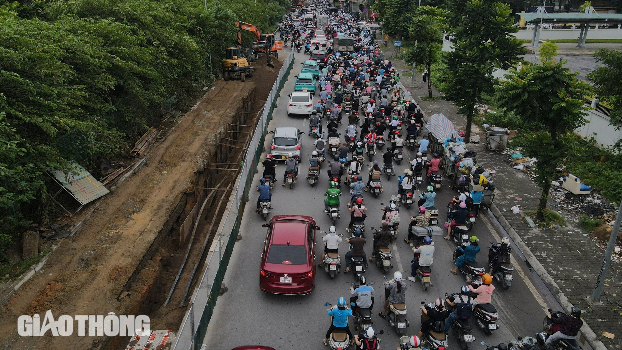 Thi c&ocirc;ng kh&ocirc;ng đảm bảo ATGT, đường gom đại lộ Thăng Long &ugrave;n tắc k&eacute;o d&agrave;i- Ảnh 7.