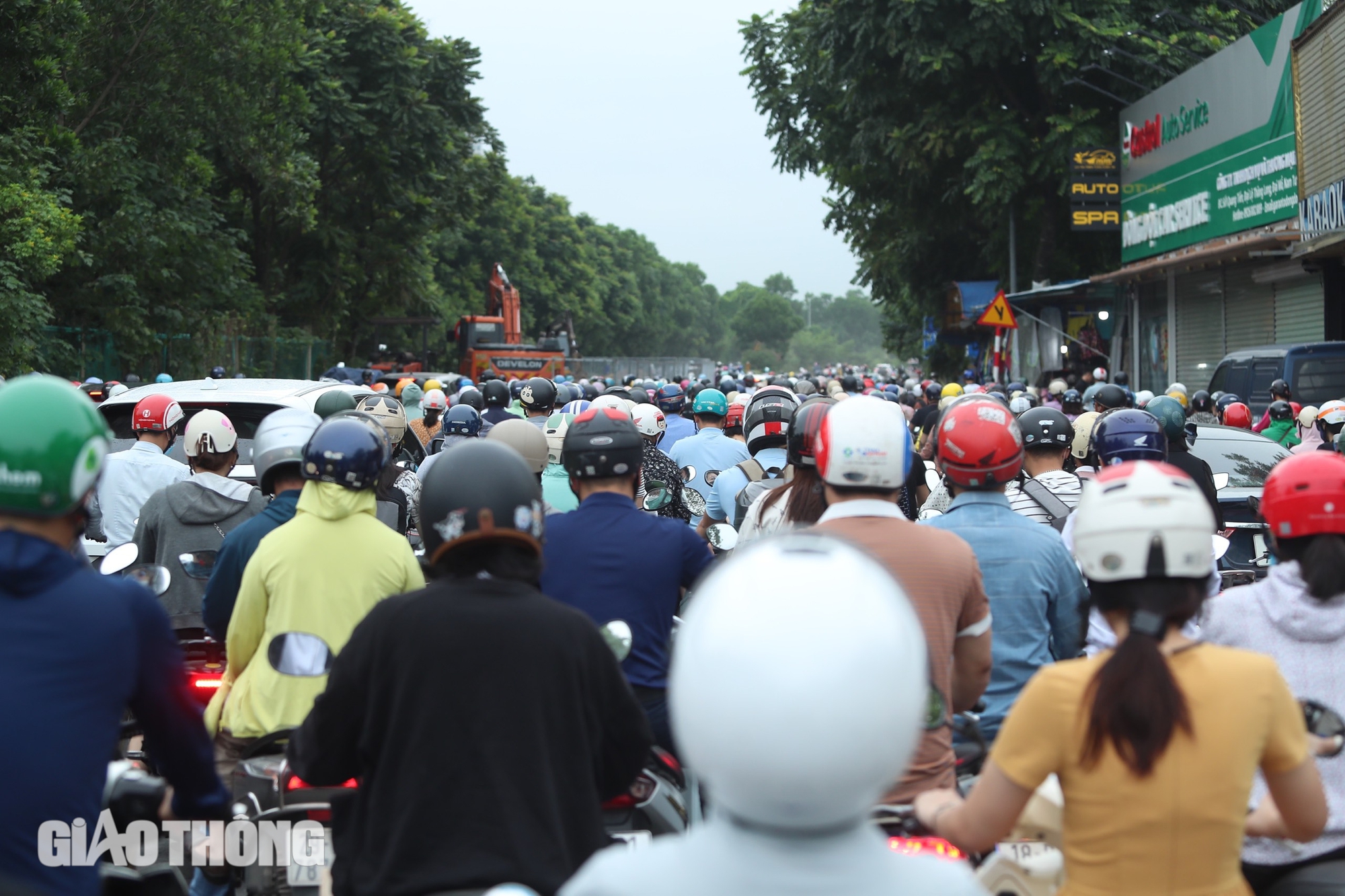 Thi c&ocirc;ng kh&ocirc;ng đảm bảo ATGT, đường gom đại lộ Thăng Long &ugrave;n tắc k&eacute;o d&agrave;i- Ảnh 8.