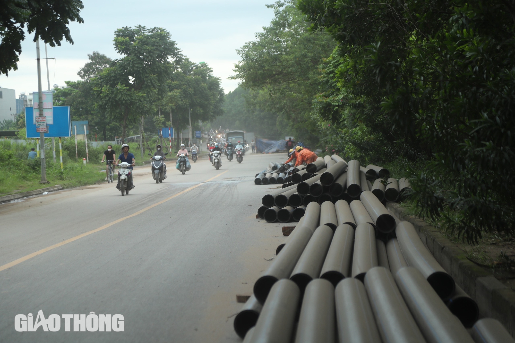Thi c&ocirc;ng kh&ocirc;ng đảm bảo ATGT, đường gom đại lộ Thăng Long &ugrave;n tắc k&eacute;o d&agrave;i- Ảnh 9.
