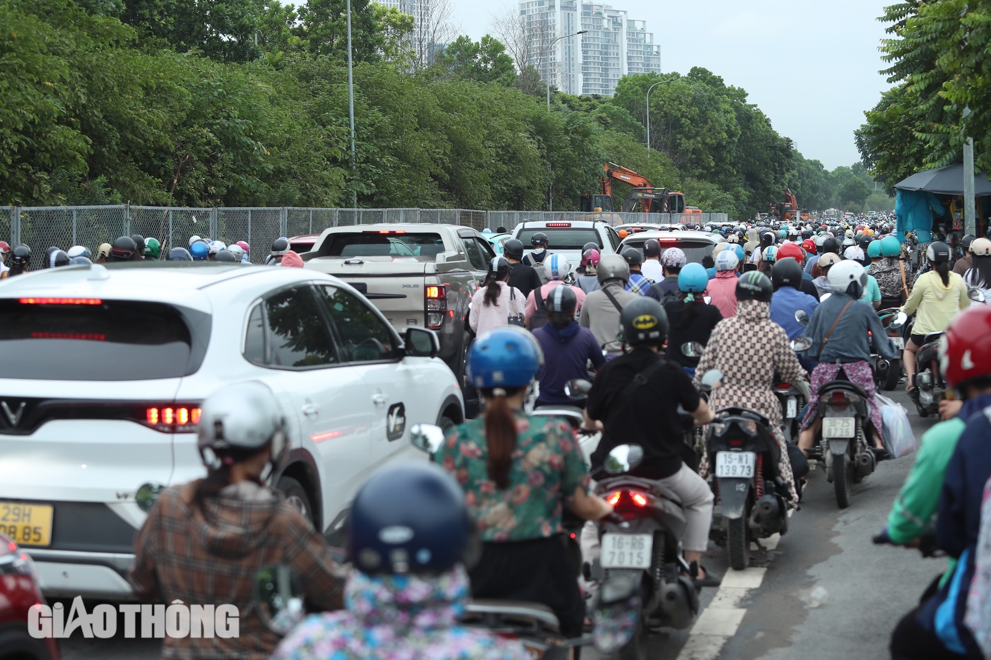 Thi c&ocirc;ng kh&ocirc;ng đảm bảo ATGT, đường gom đại lộ Thăng Long &ugrave;n tắc k&eacute;o d&agrave;i- Ảnh 10.