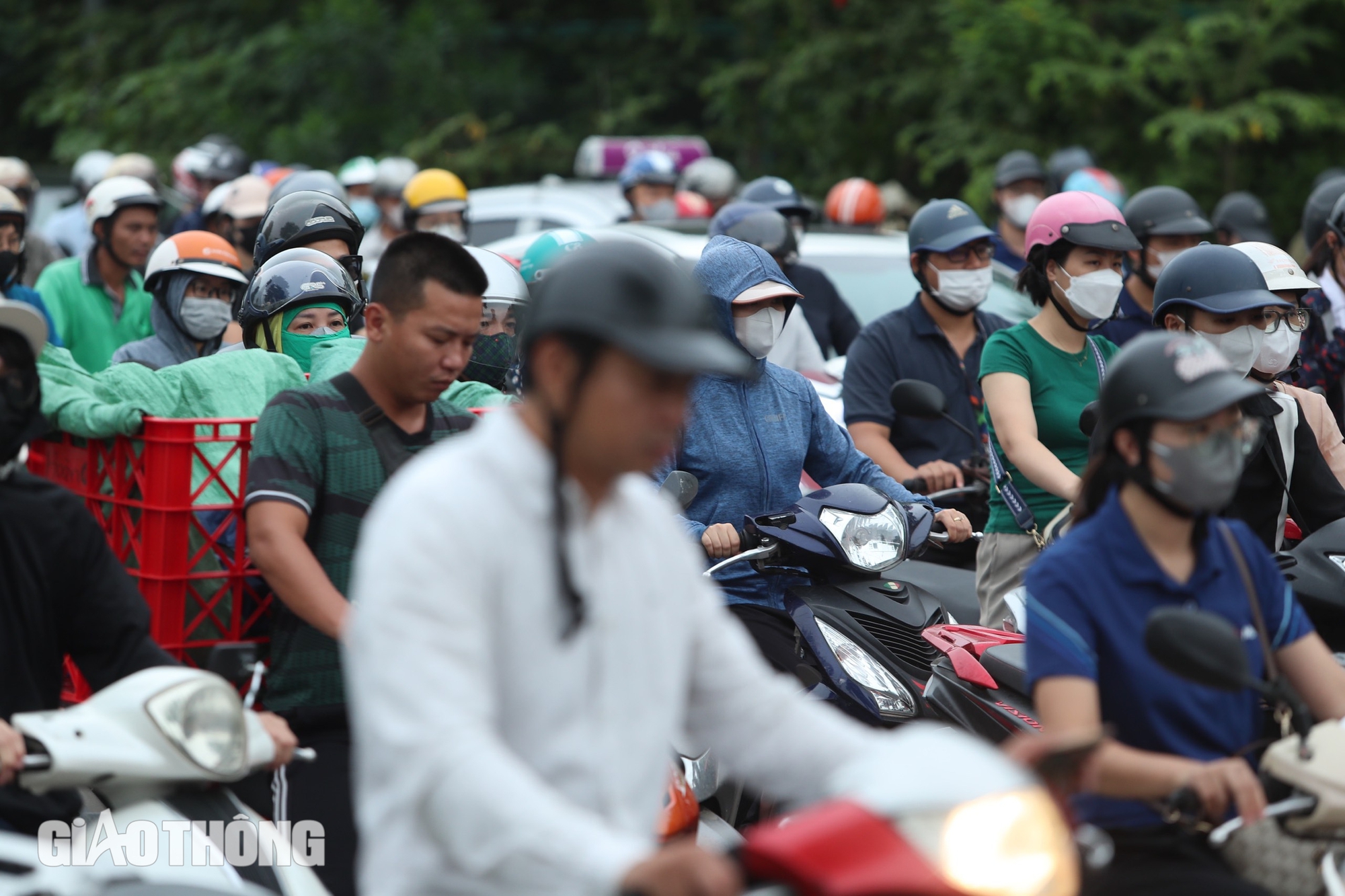 Thi c&ocirc;ng kh&ocirc;ng đảm bảo ATGT, đường gom đại lộ Thăng Long &ugrave;n tắc k&eacute;o d&agrave;i- Ảnh 11.