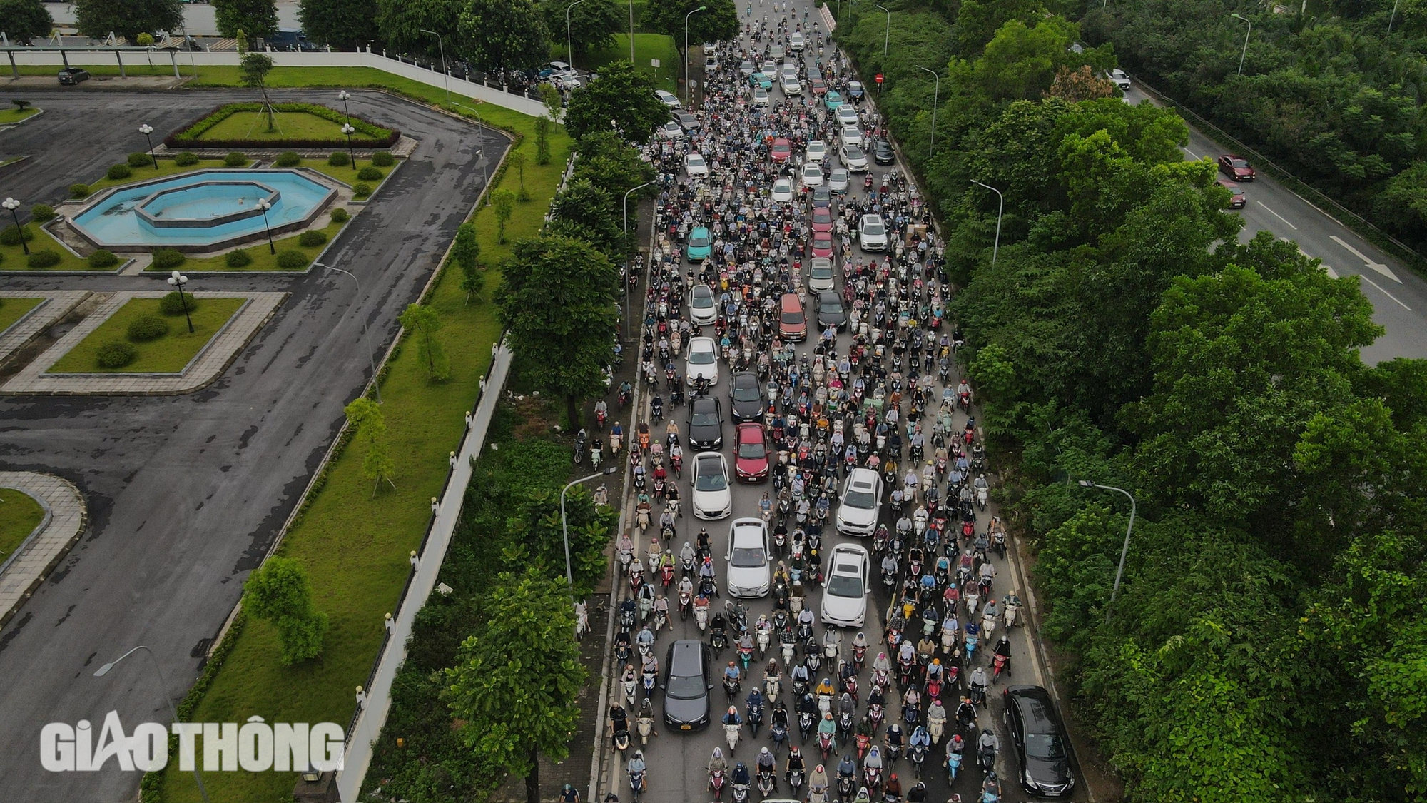 Thi c&ocirc;ng kh&ocirc;ng đảm bảo ATGT, đường gom đại lộ Thăng Long &ugrave;n tắc k&eacute;o d&agrave;i- Ảnh 12.