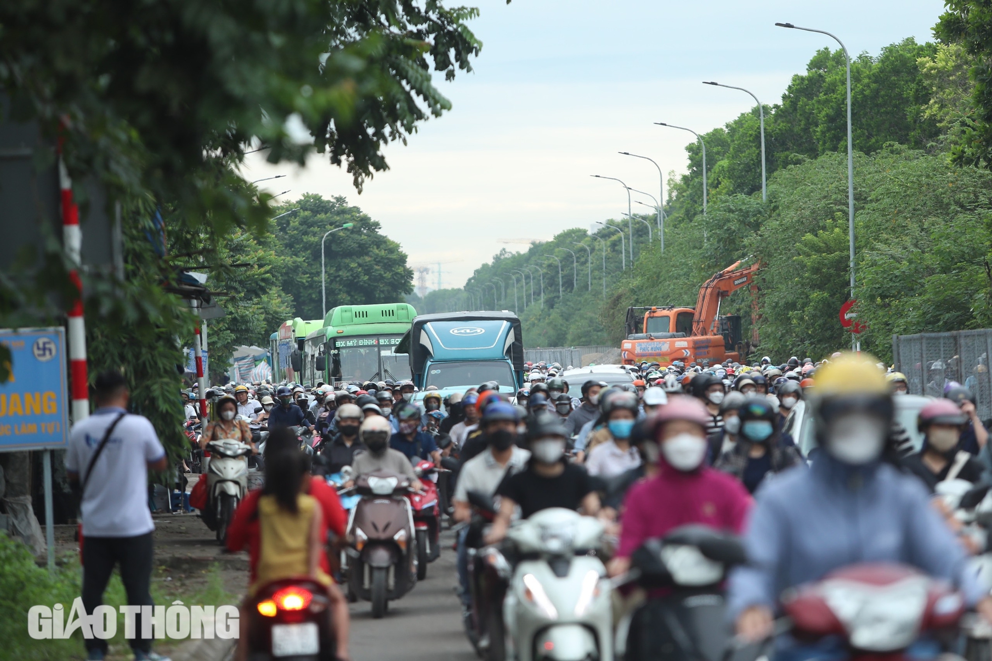 Thi c&ocirc;ng kh&ocirc;ng đảm bảo ATGT, đường gom đại lộ Thăng Long &ugrave;n tắc k&eacute;o d&agrave;i- Ảnh 13.