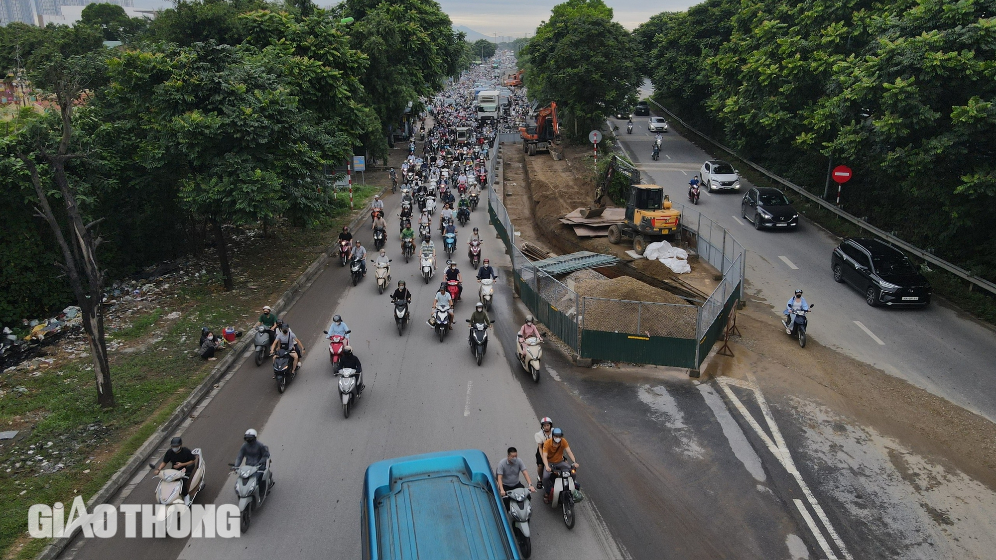 Thi c&ocirc;ng kh&ocirc;ng đảm bảo ATGT, đường gom đại lộ Thăng Long &ugrave;n tắc k&eacute;o d&agrave;i- Ảnh 14.
