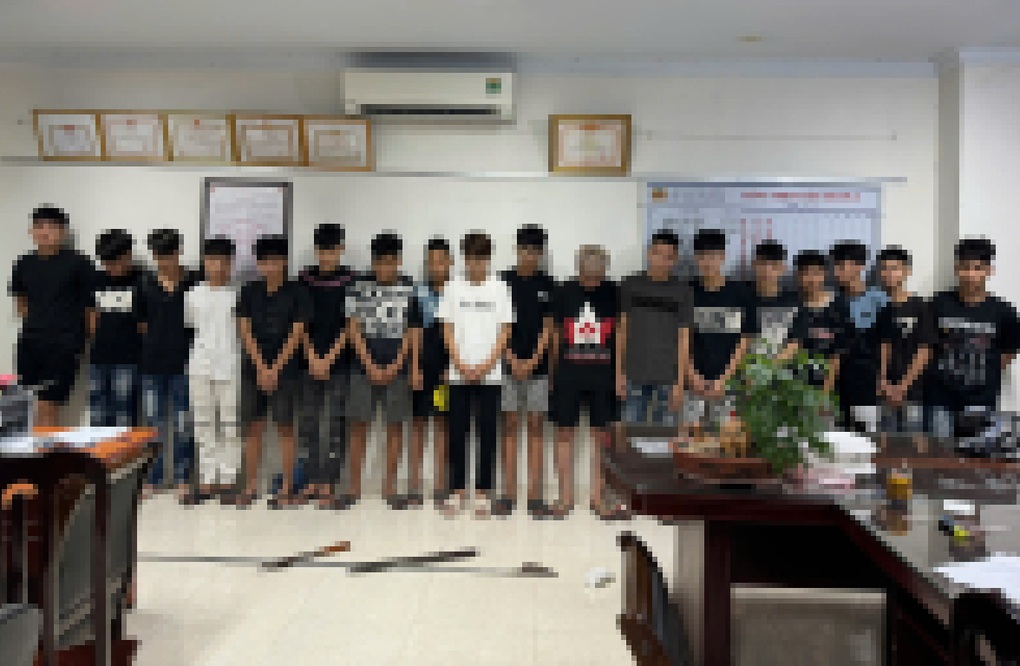 Bắt 19 thiếu ni&ecirc;n mang hung kh&iacute; hỗn chiến v&igrave; b&ecirc;nh bạn g&aacute;i- Ảnh 1.