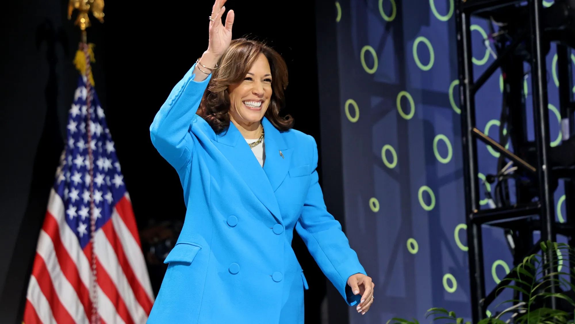 B&agrave; Kamala Harris nhận được t&agrave;i trợ số tiền vận động kỷ lục chỉ trong 1 th&aacute;ng- Ảnh 1.