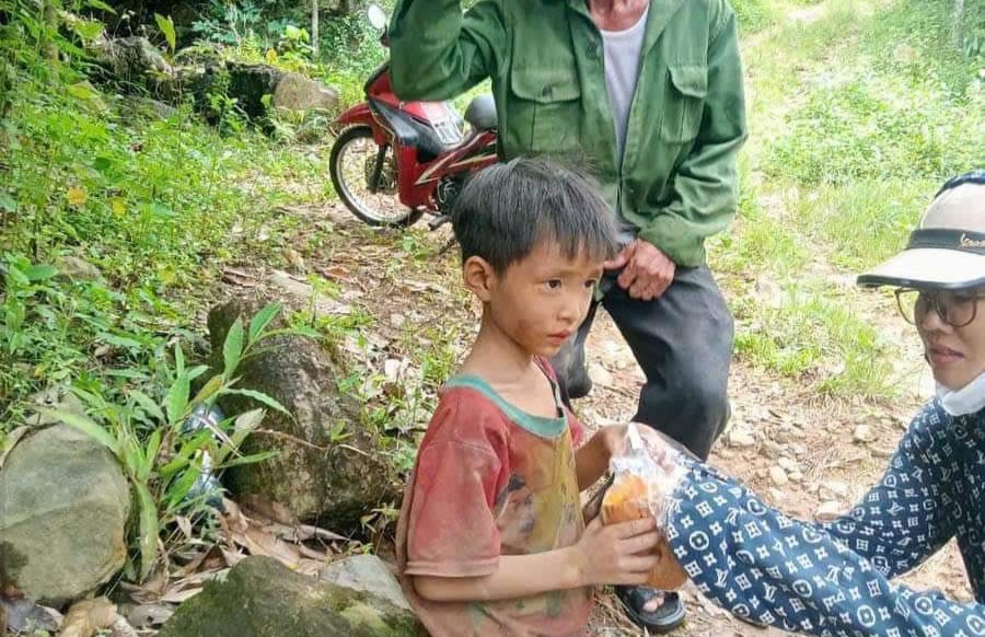 B&eacute; trai 6 tuổi sống s&oacute;t thần kỳ sau 4 ng&agrave;y đi lạc trong rừng s&acirc;u Y&ecirc;n B&aacute;i- Ảnh 1.