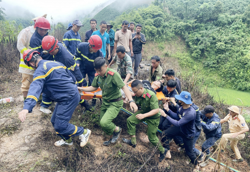Cảnh s&aacute;t cắt cabin cứu t&agrave;i xế mắc kẹt trong vụ TNGT ở Sơn La- Ảnh 2.
