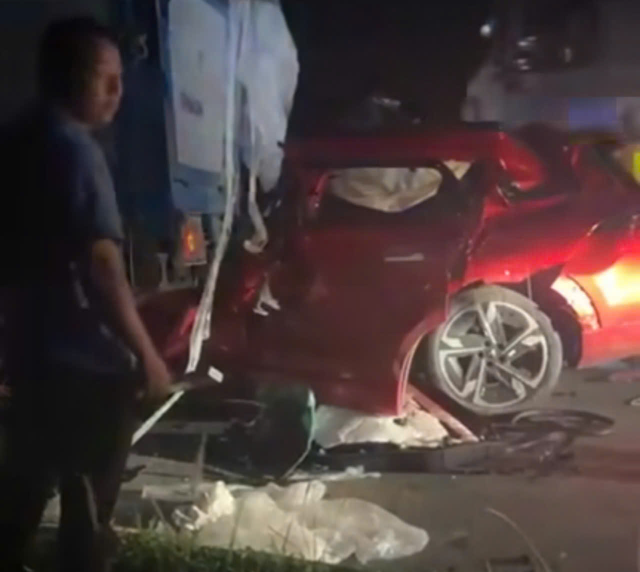 Đ&acirc;m v&agrave;o đu&ocirc;i xe tải hết dầu đang dừng đỗ tr&ecirc;n cao tốc, t&agrave;i xế &ocirc; t&ocirc; con tử vong- Ảnh 1.