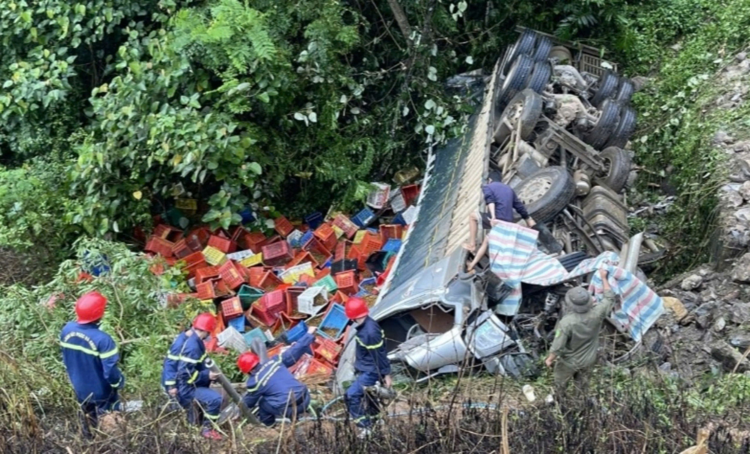 Cảnh s&aacute;t cắt cabin cứu t&agrave;i xế mắc kẹt trong vụ TNGT ở Sơn La- Ảnh 1.