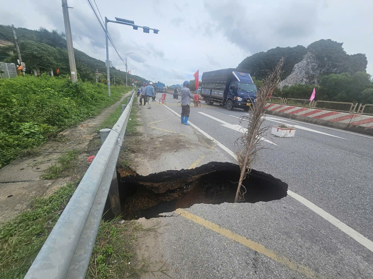 Bất ngờ xuất hiện "hố tử thần" tr&ecirc;n quốc lộ 18, đoạn qua tỉnh Quảng Ninh- Ảnh 1.