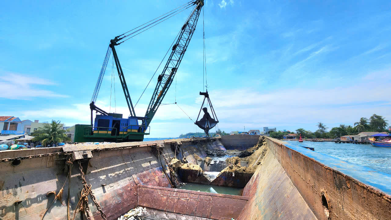 X&aacute;ng cạp khủng ngoạm b&ugrave;n, nạo v&eacute;t th&ocirc;ng luồng cảng Sa Kỳ- Ảnh 5.
