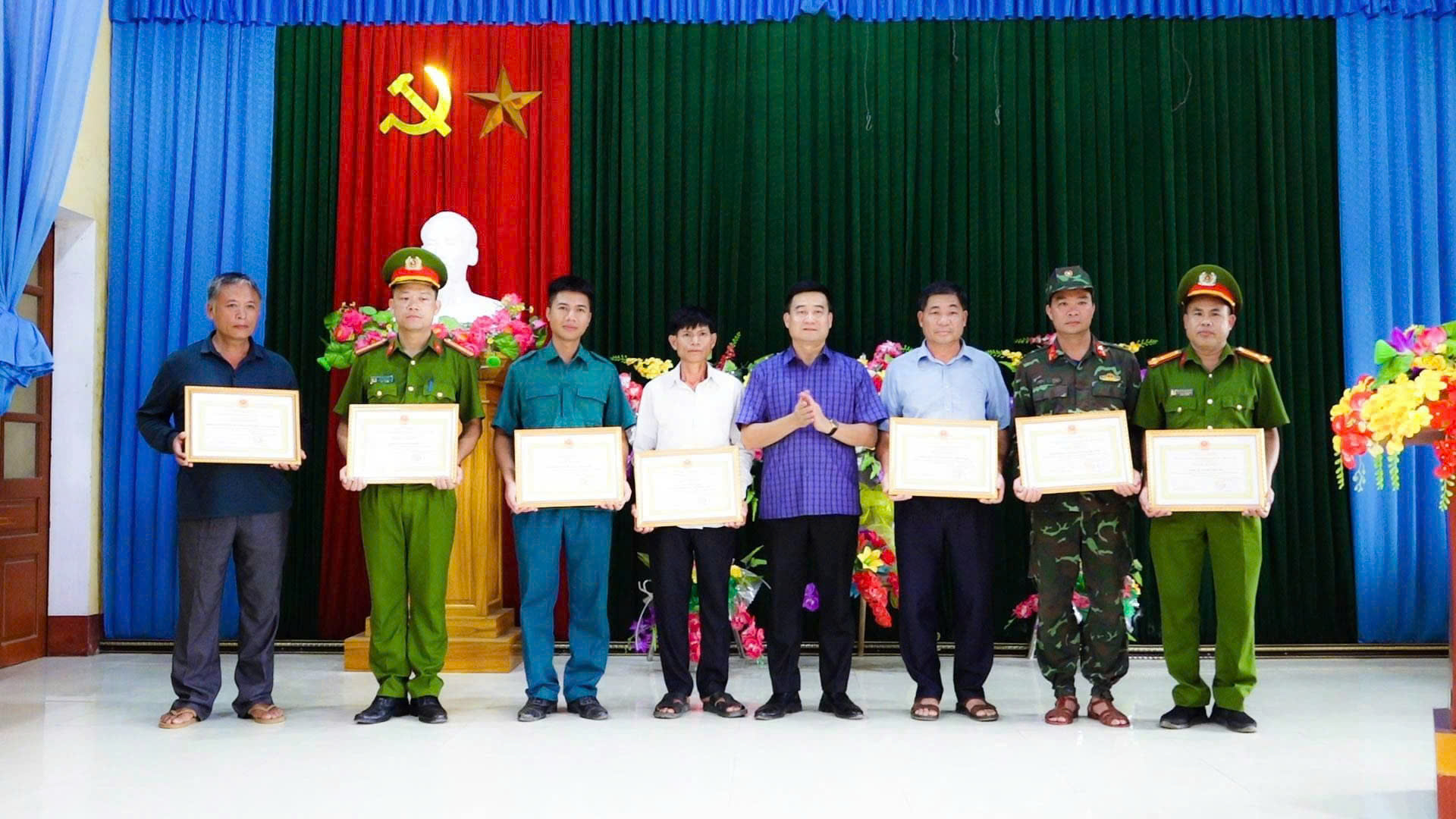 Khen thưởng người t&igrave;m thấy b&eacute; trai 6 tuổi sống s&oacute;t sau 4 ng&agrave;y lạc trong rừng ở Y&ecirc;n B&aacute;i- Ảnh 2.