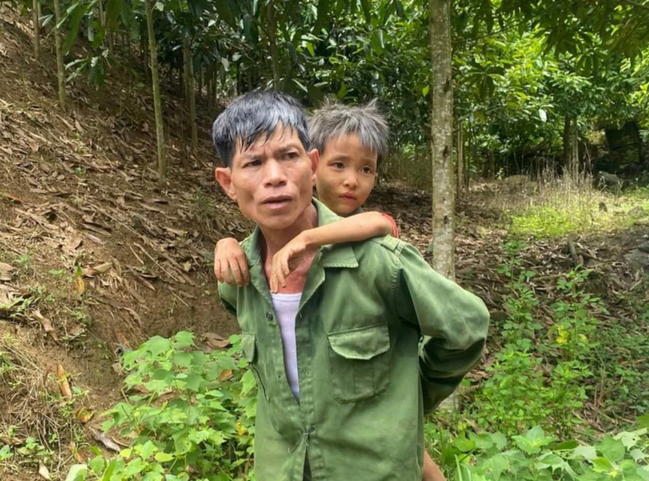 Khen thưởng người t&igrave;m thấy b&eacute; trai 6 tuổi sống s&oacute;t sau 4 ng&agrave;y lạc trong rừng ở Y&ecirc;n B&aacute;i- Ảnh 1.