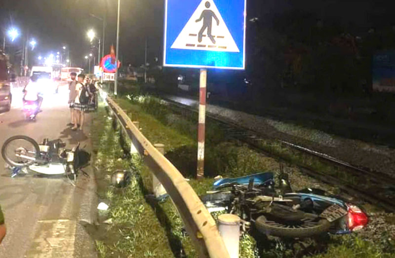 Hiện trường vụ tai nạn tr&ecirc;n quốc lộ 18 ở TP Cẩm Phả (Quảng Ninh) khiến 2 em học sinh lớp 9 phải nhập viện.