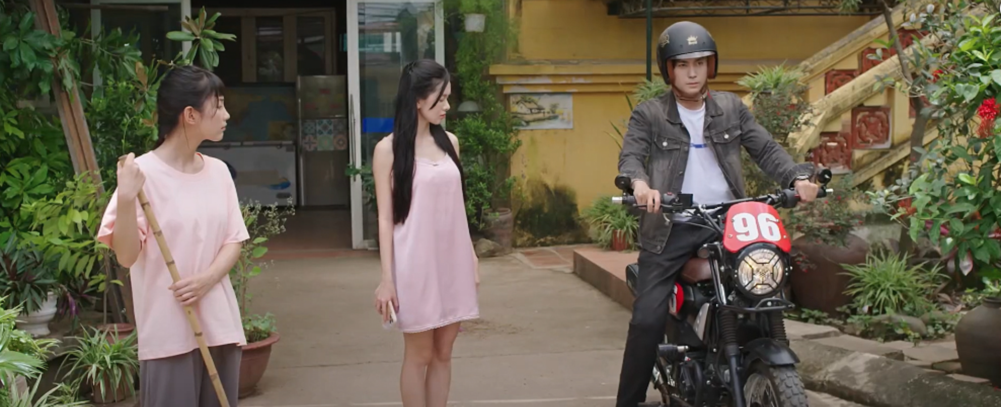 Đi giữa trời rực rỡ tập 17: Nh&agrave; gặp biến cố, bố Chải từ chủ nợ th&agrave;nh con nợ?- Ảnh 1.