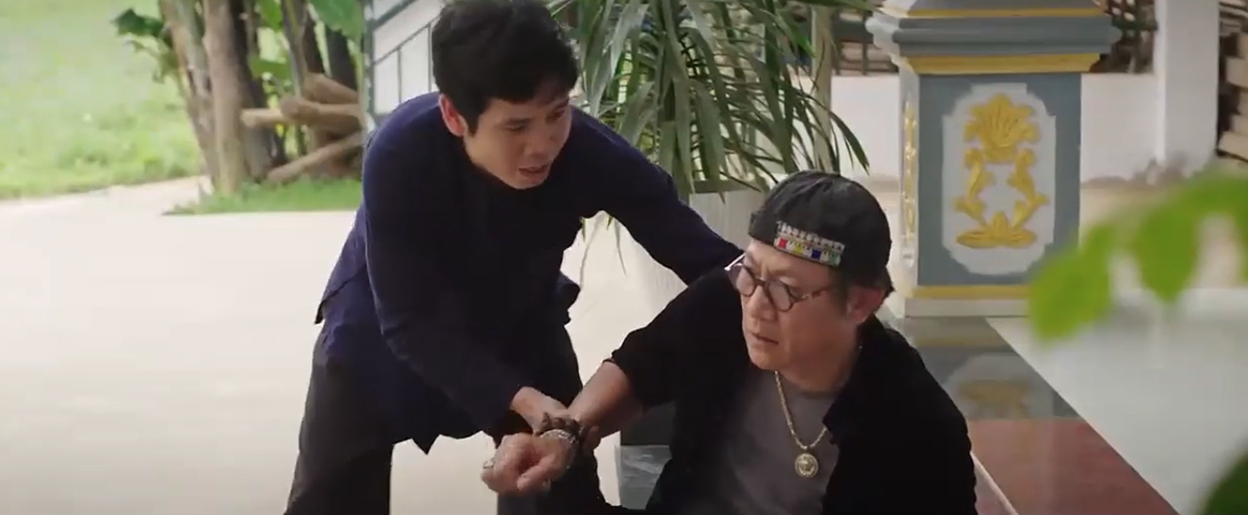 Đi giữa trời rực rỡ tập 17: Nh&agrave; gặp biến cố, bố Chải từ chủ nợ th&agrave;nh con nợ?- Ảnh 3.