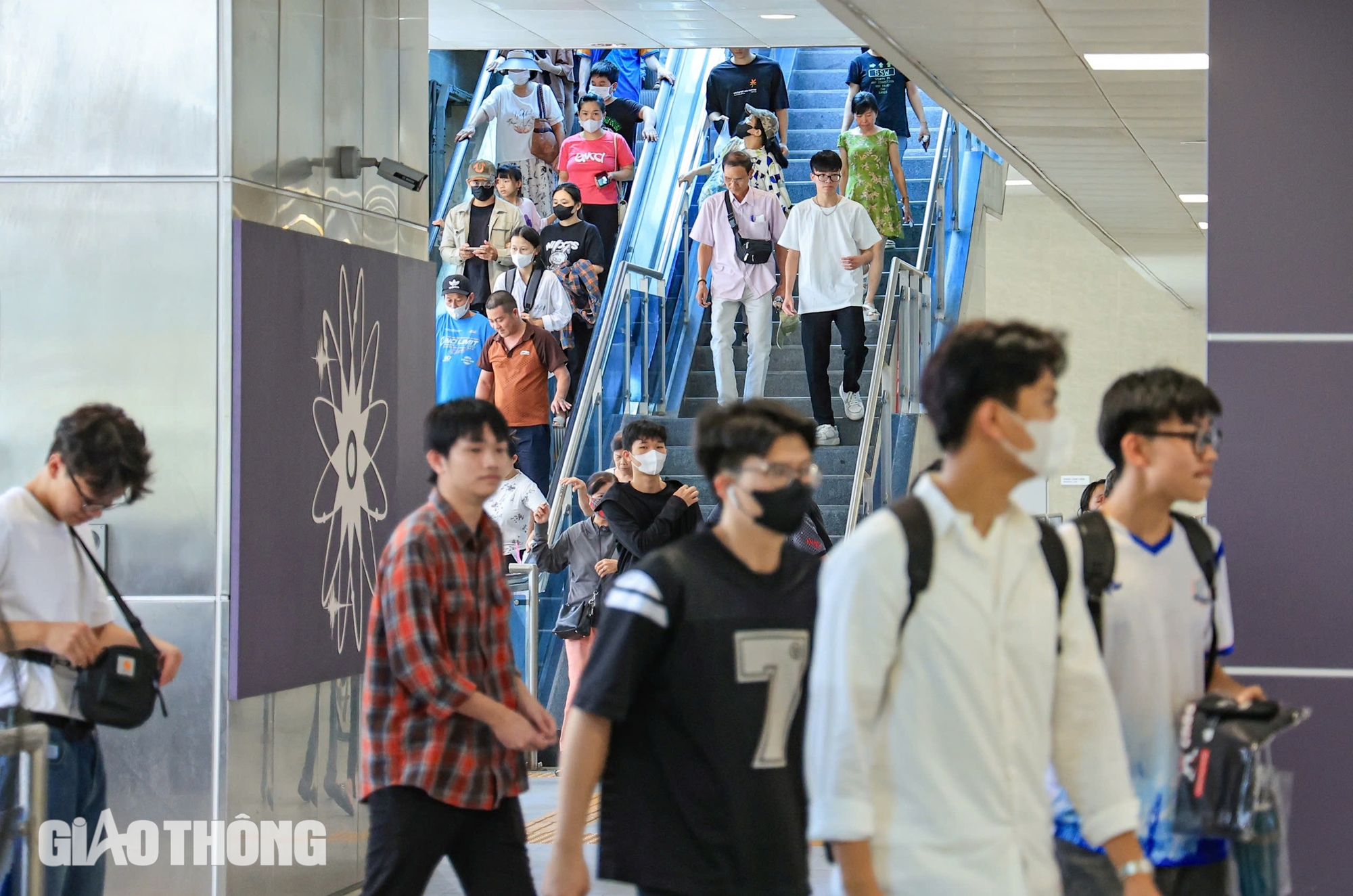 Metro Nhổn - ga H&agrave; Nội ng&agrave;y cuối miễn ph&iacute;: Hết cảnh chen ch&acirc;n trải nghiệm- Ảnh 14.
