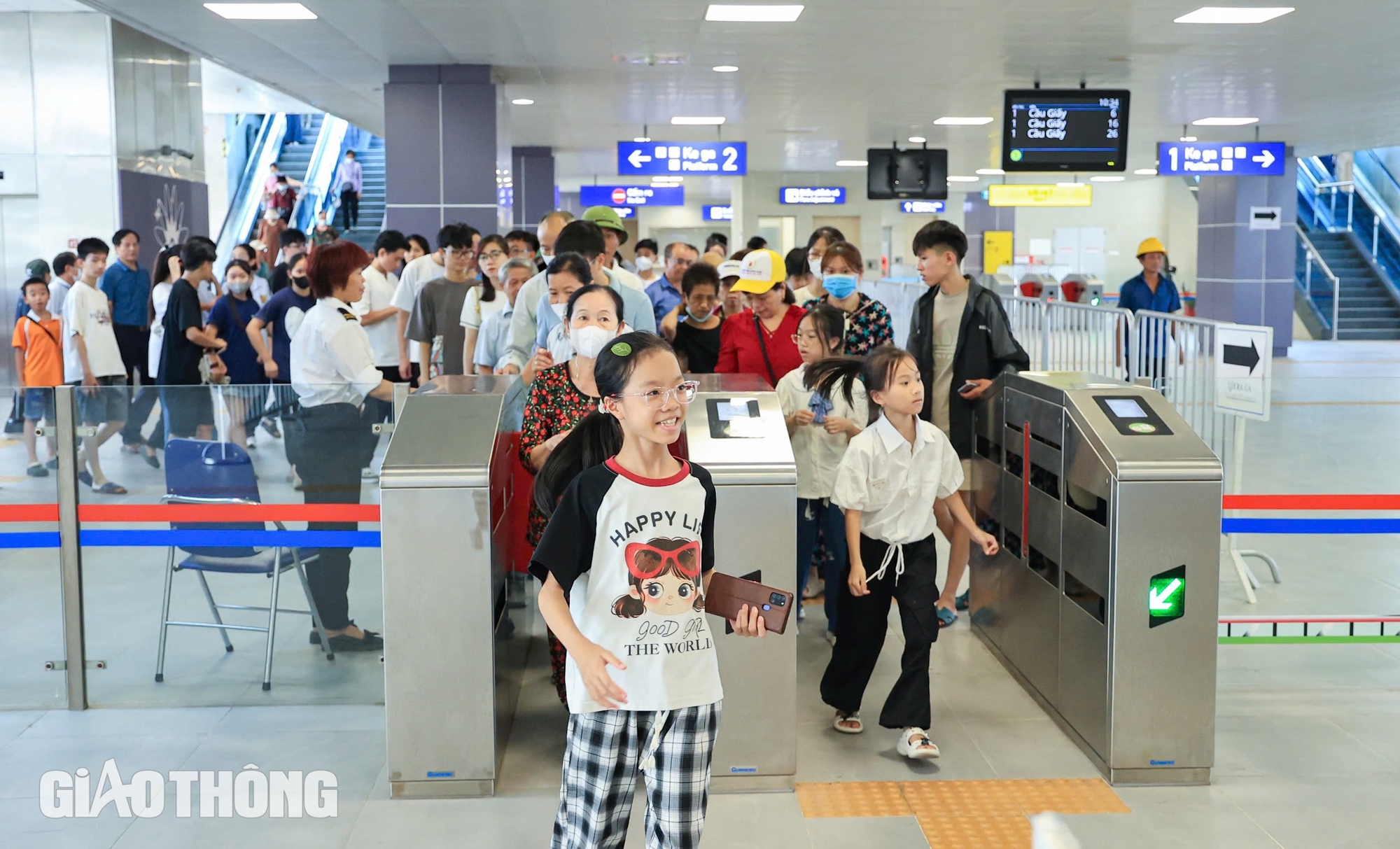 Metro Nhổn - ga H&agrave; Nội ng&agrave;y cuối miễn ph&iacute;: Hết cảnh chen ch&acirc;n trải nghiệm- Ảnh 15.