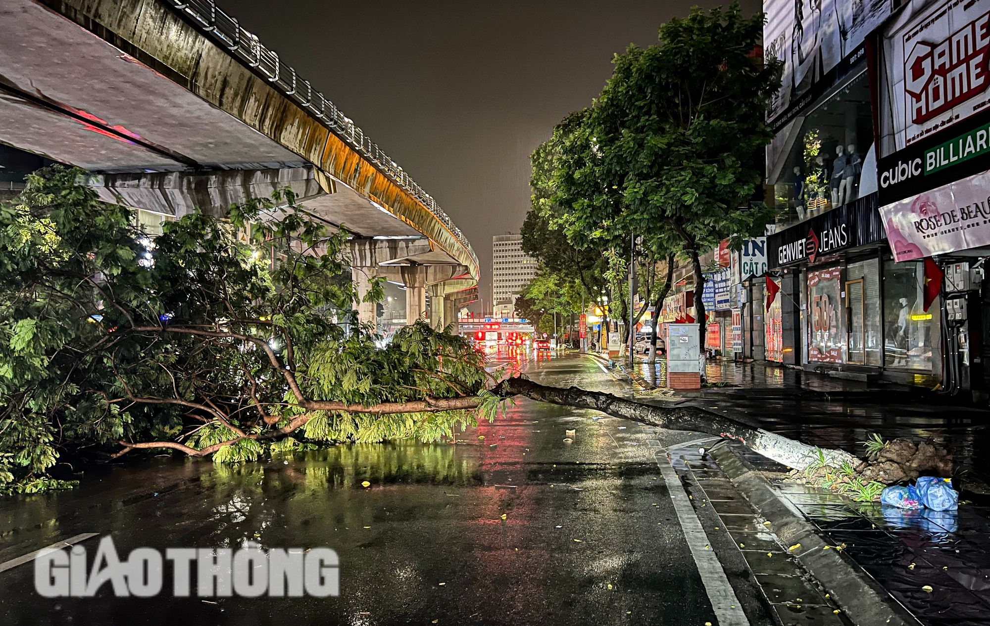 Đường ngập, c&acirc;y đổ la liệt sau trận mưa lớn ở H&agrave; Nội- Ảnh 4.