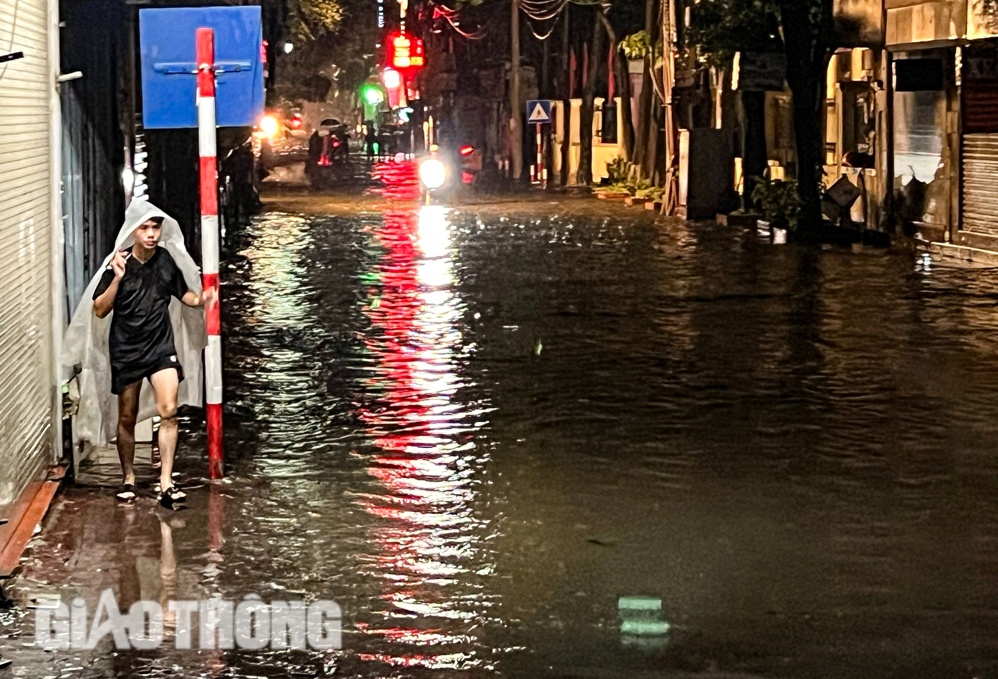 Đường ngập, c&acirc;y đổ la liệt sau trận mưa lớn ở H&agrave; Nội- Ảnh 8.