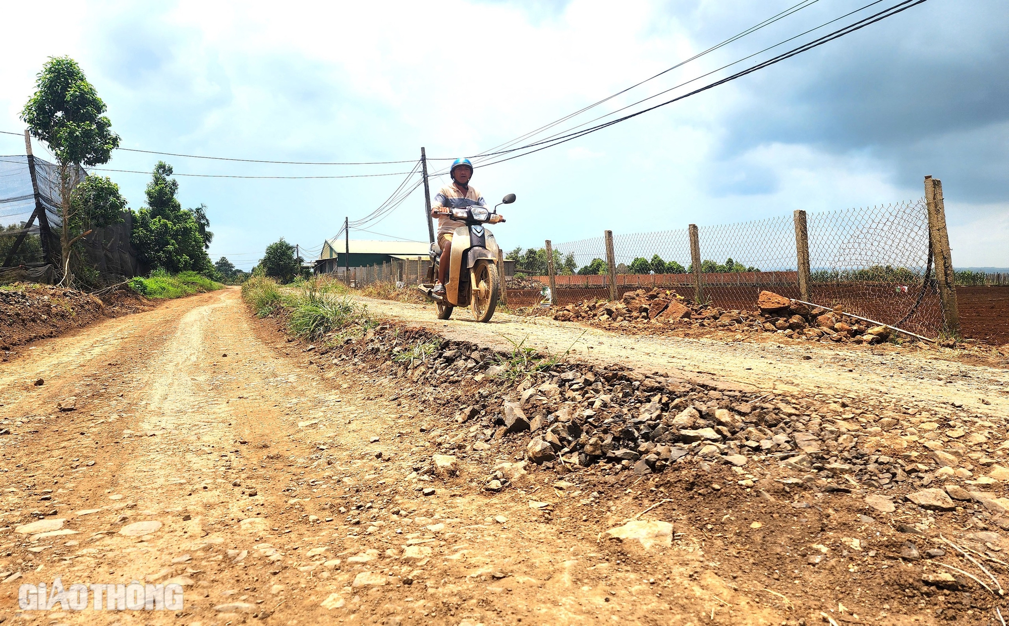 Đường thi công dang dở ở Đắk Nông, nhà thầu hứa cuối năm 2024 hoàn thành- Ảnh 1. Đường thi công dang dở ở Đắk Nông, nhà thầu hứa cuối năm 2024 hoàn thành- Ảnh 1.