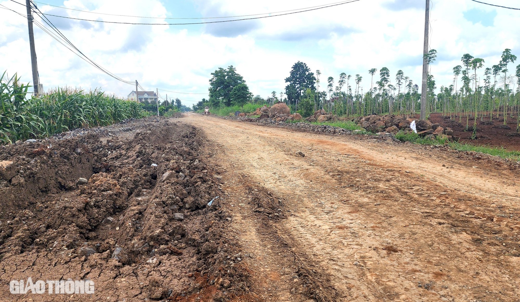 Đường thi công dang dở ở Đắk Nông, nhà thầu hứa cuối năm 2024 hoàn thành- Ảnh 2. Đường thi công dang dở ở Đắk Nông, nhà thầu hứa cuối năm 2024 hoàn thành- Ảnh 2.