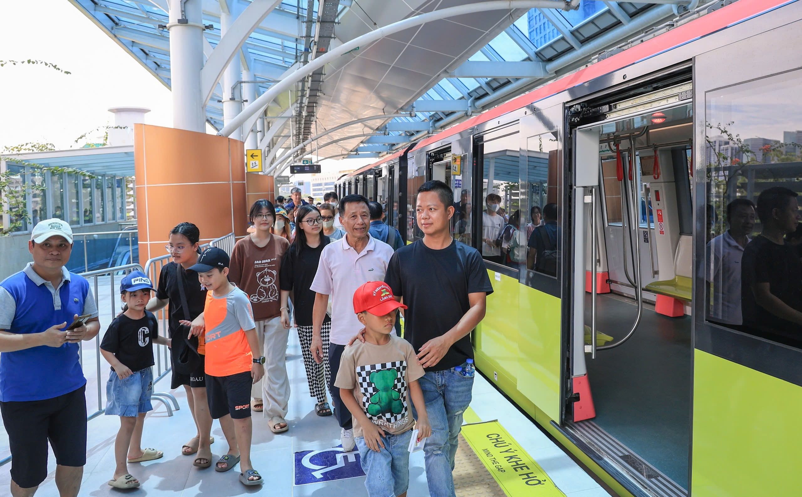 Metro Nhổn - ga H&agrave; Nội ng&agrave;y cuối miễn ph&iacute;: Hết cảnh chen ch&acirc;n trải nghiệm- Ảnh 12.