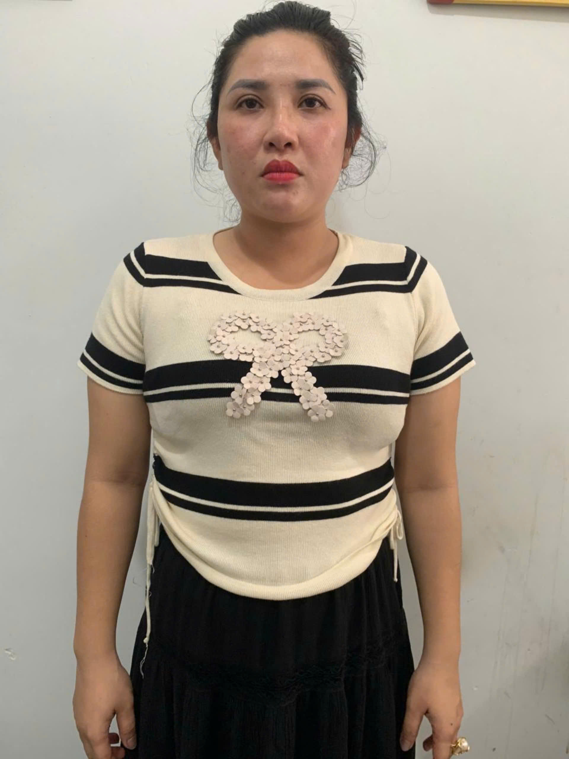 Đắk Lắk: L&agrave;m giả giấy tờ nh&agrave; đất vay tiền tỷ, nữ qu&aacute;i bị bắt khi đang trốn truy n&atilde;- Ảnh 1.